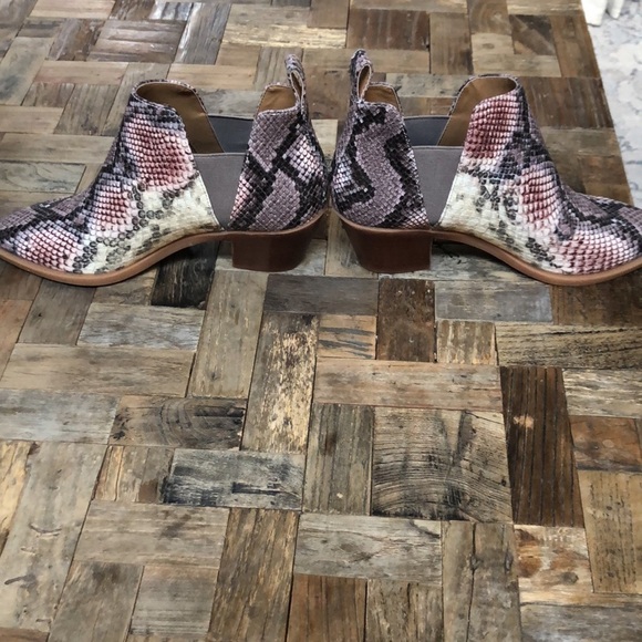 Dolce Vita NWOT Samy Snake Print Ankle Bootie - Picture 8 of 9